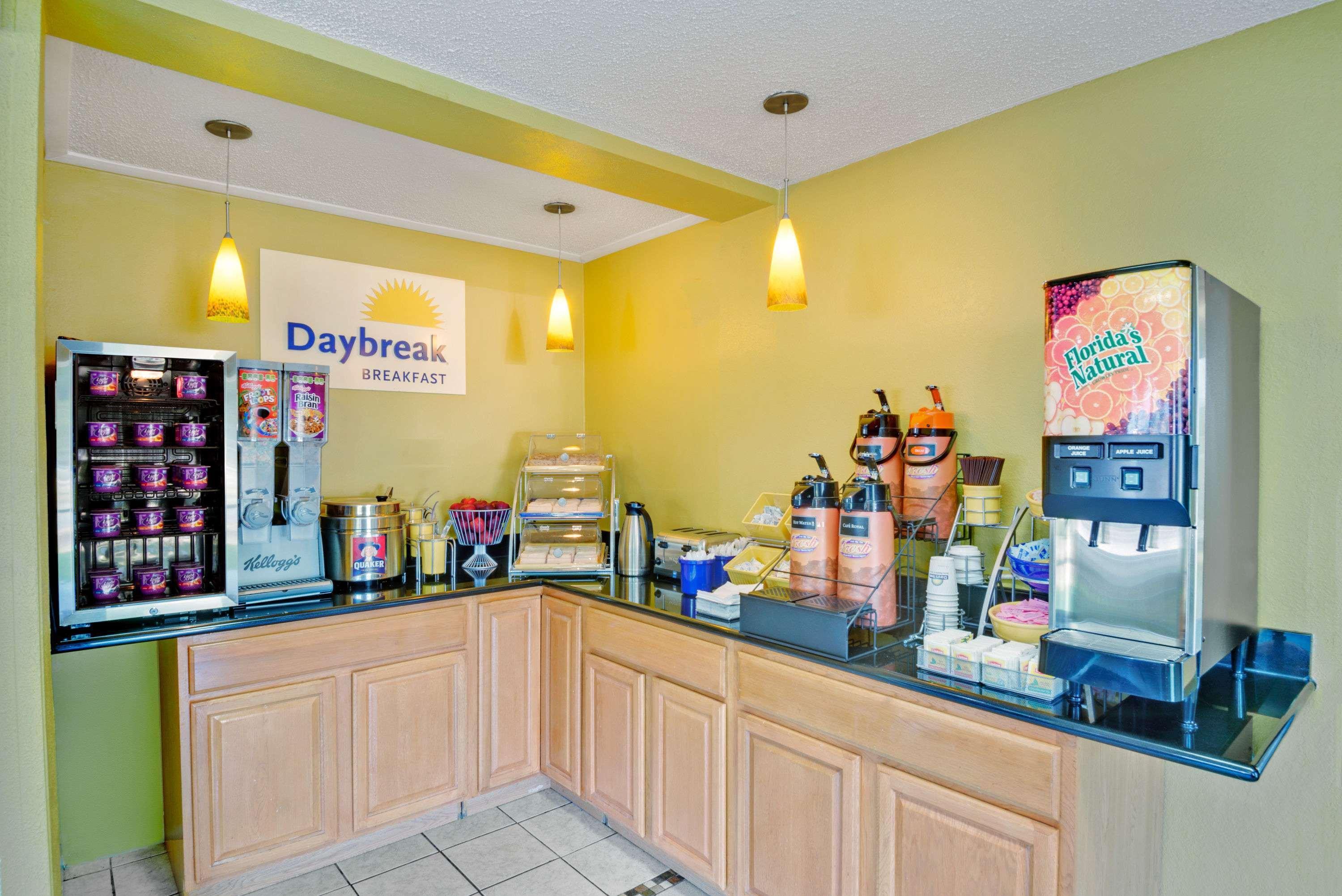 Days Inn By Wyndham Torrington Ngoại thất bức ảnh